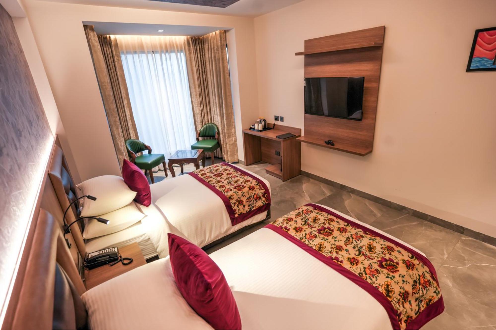 Rj Hotel - Managed By Atithi House Grander Noida Exterior foto