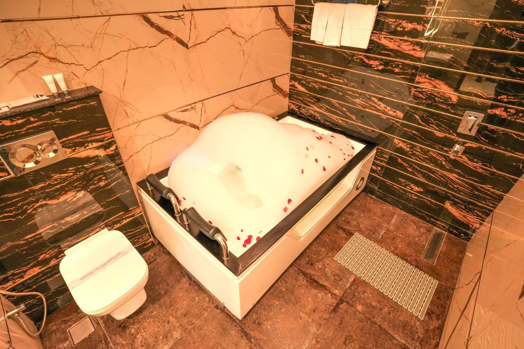 Rj Hotel - Managed By Atithi House Grander Noida Exterior foto