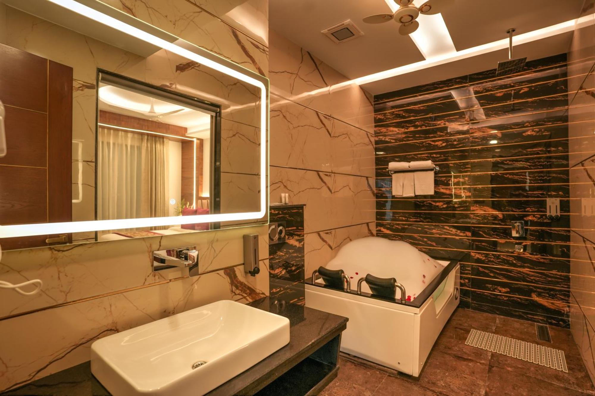 Rj Hotel - Managed By Atithi House Grander Noida Exterior foto