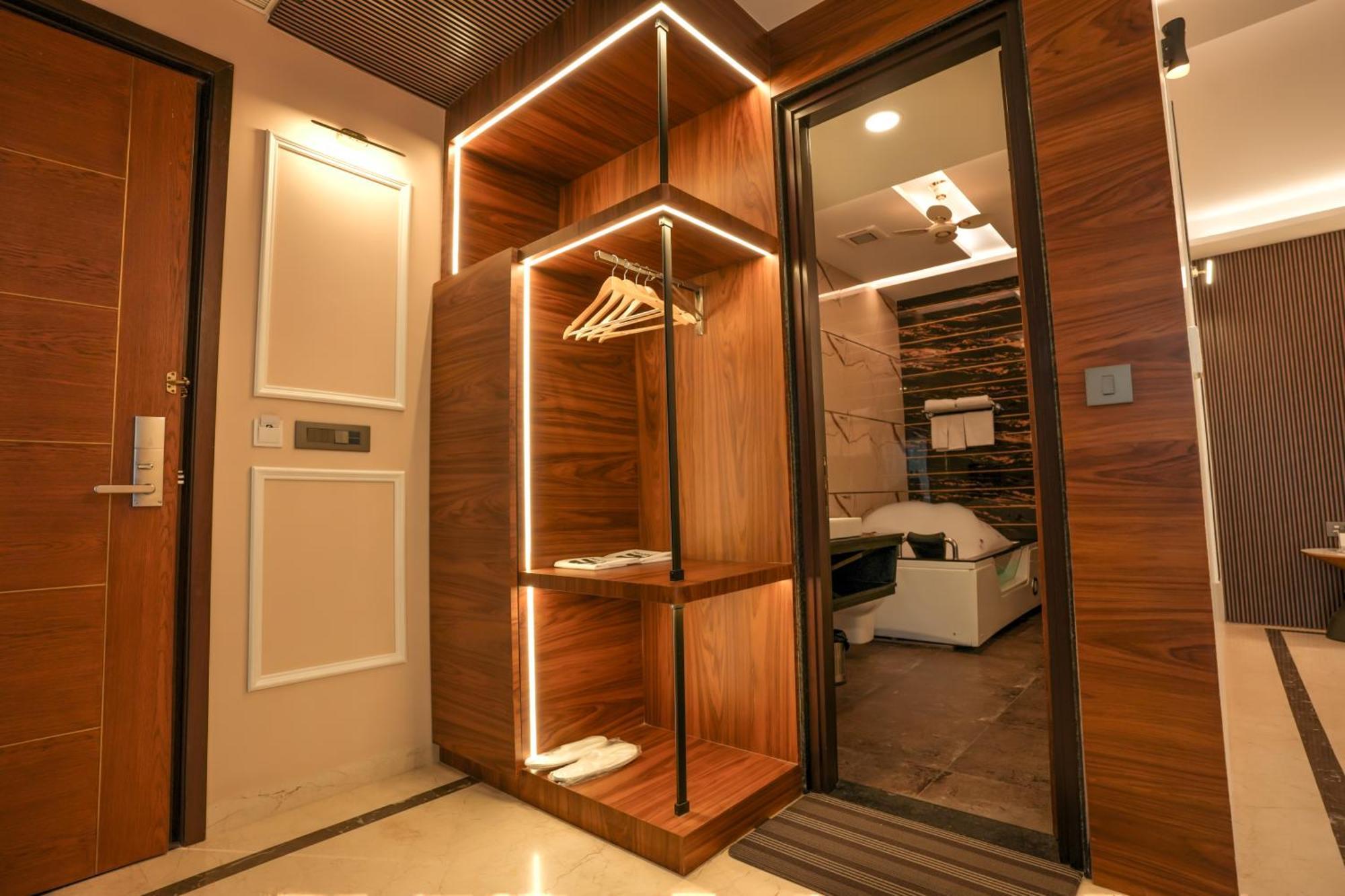 Rj Hotel - Managed By Atithi House Grander Noida Exterior foto